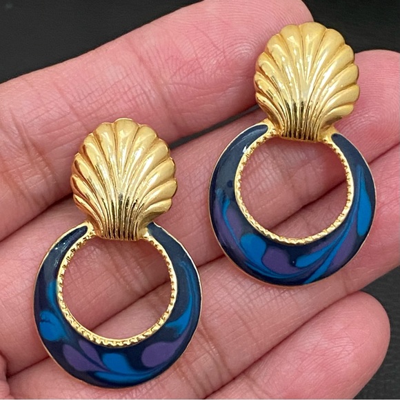 Vintage 80’s MYSTIQUE Shell Swirl Enamel Goldtone Doorknocker Post Earrings - Picture 6 of 10